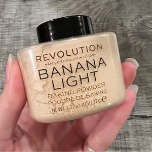 Makeup Revolution Banana Light Baking Powder
